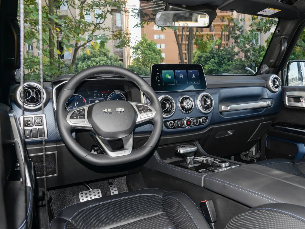 Интерьер салона автомобиля BAIC BJ 40 Plus